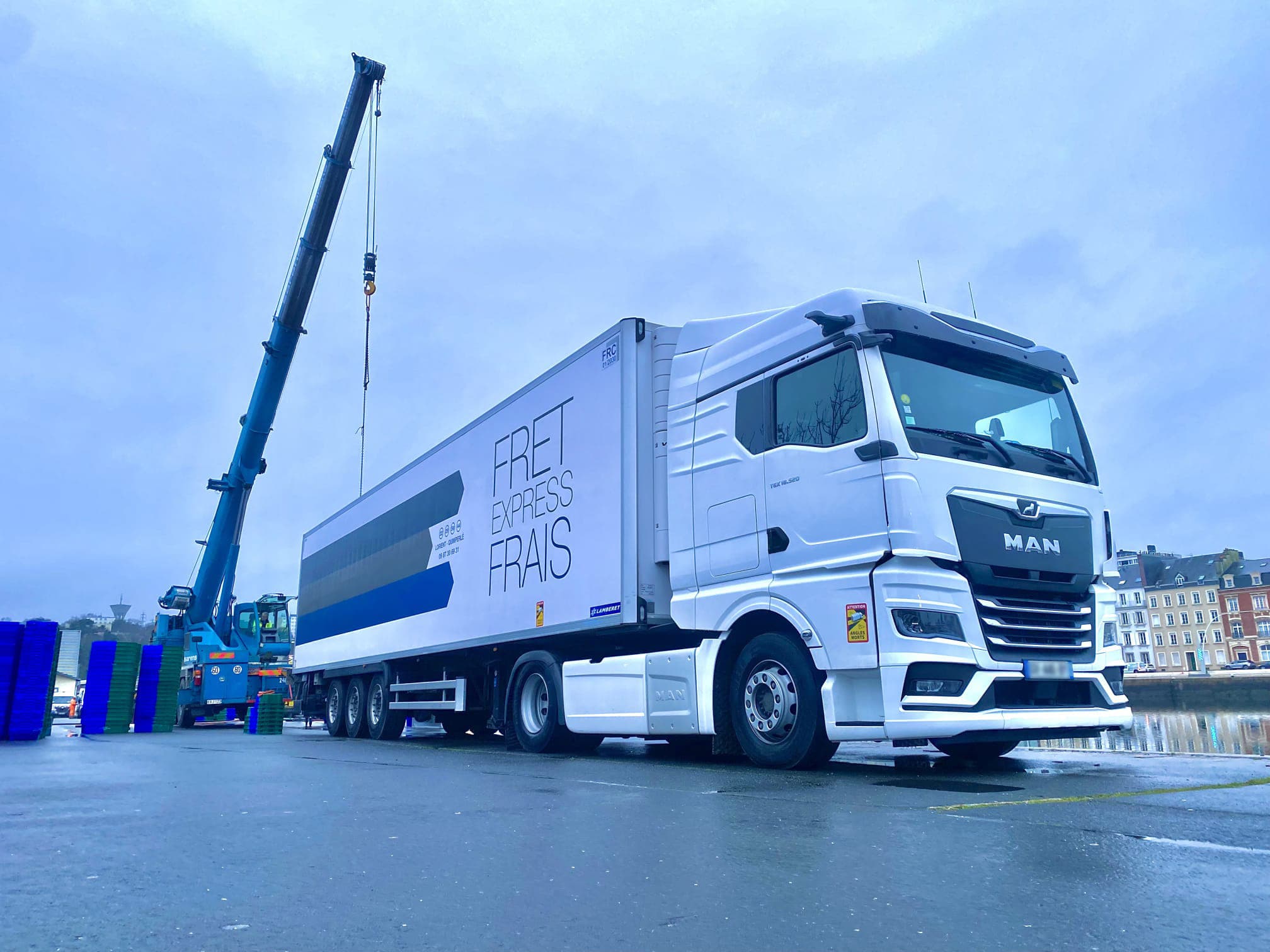 Photo camion en cours de chargement avec flocage