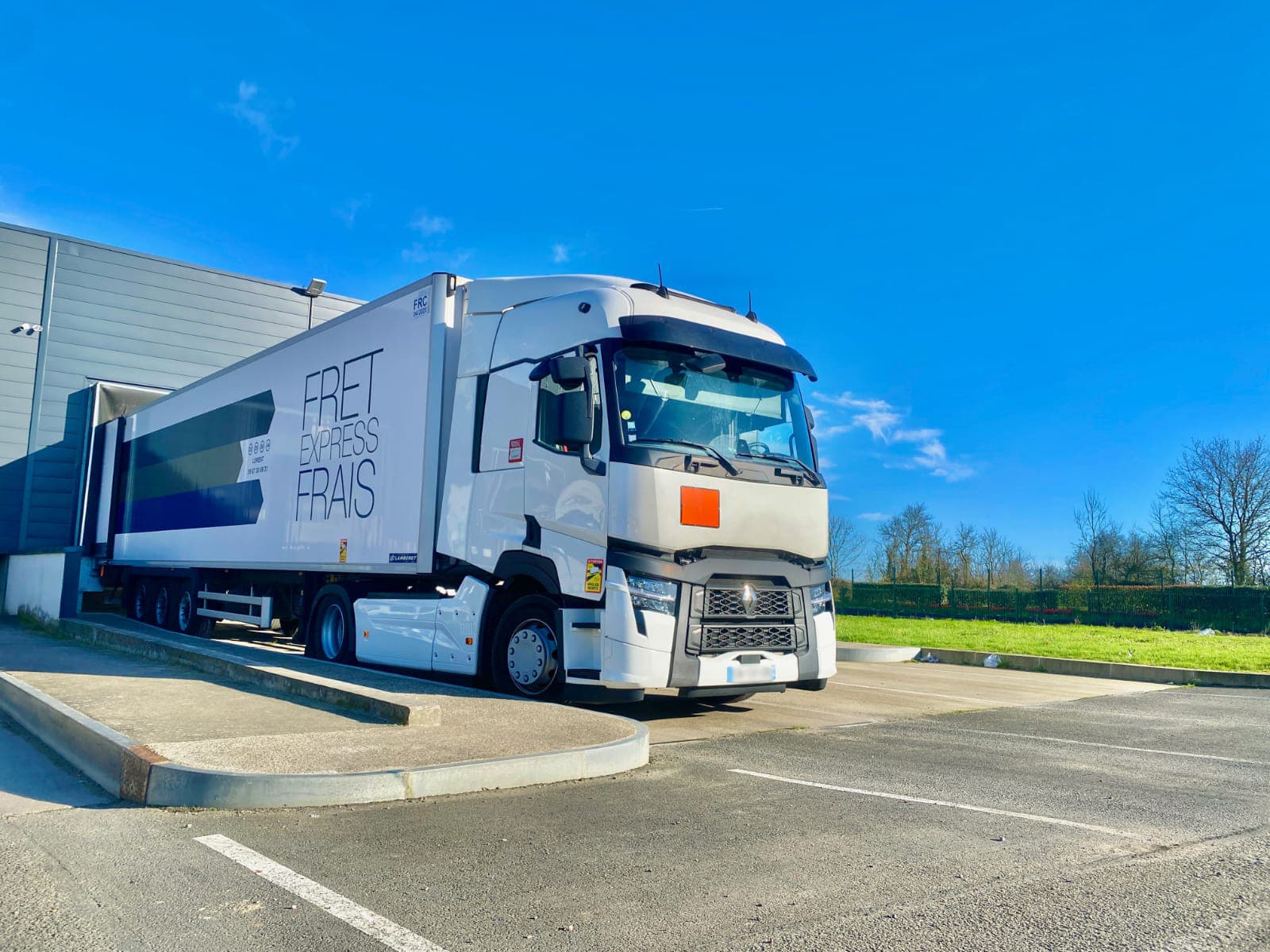 Photo camion en cours de chargement avec flocage